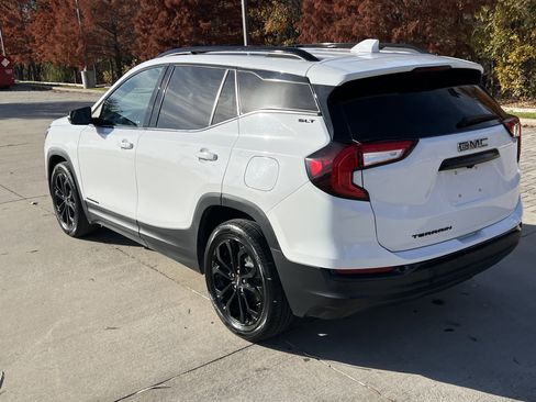 Used 2022 GMC Terrain SLT w/ Elevation Edition image 8
