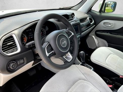 Used 2018 Jeep Renegade Latitude w/ Safety & Security Group FWD image 14