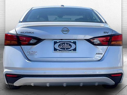 Used 2024 Nissan Altima 2.5 SV AWD/4WD image 3