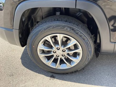 Used 2021 Jeep Cherokee Latitude Plus AWD/4WD image 39