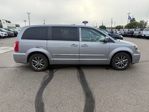 Used 2015 Chrysler Town & Country S FWD image 11
