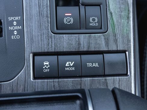 Certified 2021 Toyota Highlander Limited AWD/4WD image 19