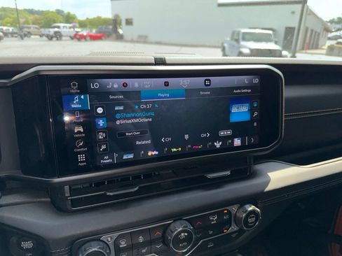 Used 2025 Jeep Gladiator Sport AWD/4WD image 14