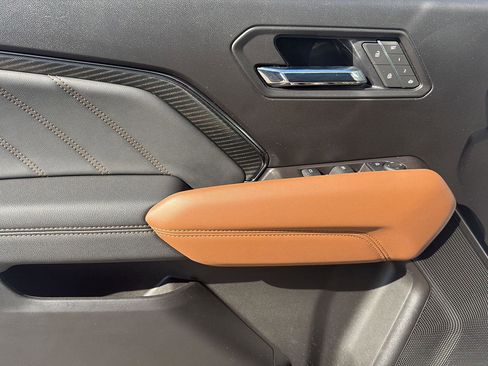 Used 2025 GMC Canyon AT4 w/ AT4 Premium Package image 17