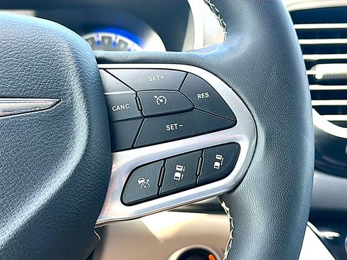 Used 2024 Chrysler Pacifica Touring-L FWD image 31