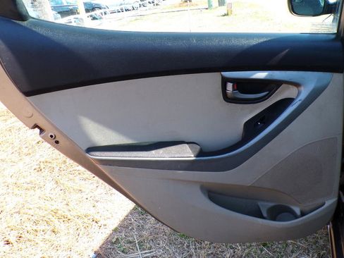 Used 2014 Hyundai Elantra SE image 30