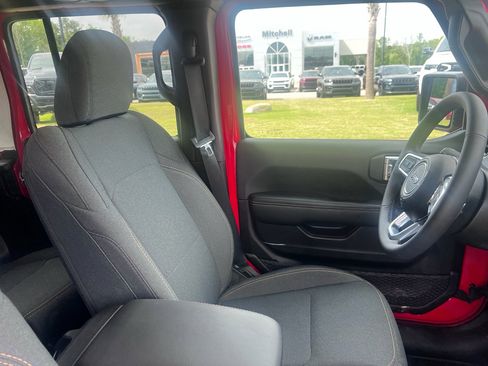 Used 2025 Jeep Wrangler Sahara image 15