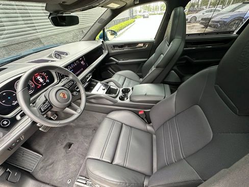 Certified 2025 Porsche Cayenne GTS AWD/4WD image 4