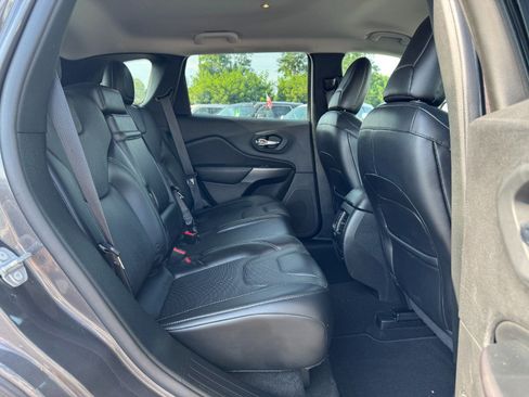 Used 2019 Jeep Cherokee Limited AWD/4WD image 18