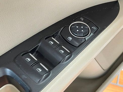 Used 2017 Ford Fusion SE w/ Fusion SE Technology Package image 16