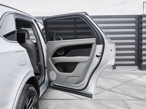 Used 2023 Bentley Bentayga Extended Wheelbase image 23