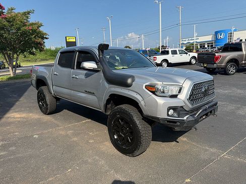 Used 2018 Toyota Tacoma TRD Off-Road AWD/4WD image 6