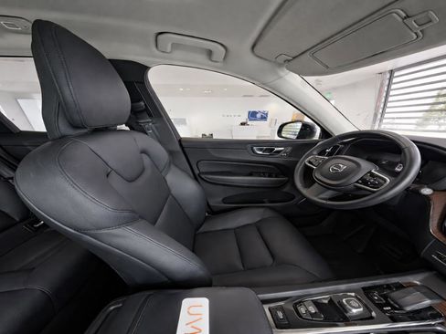 Used 2023 Volvo XC60 B5 Plus AWD/4WD image 10