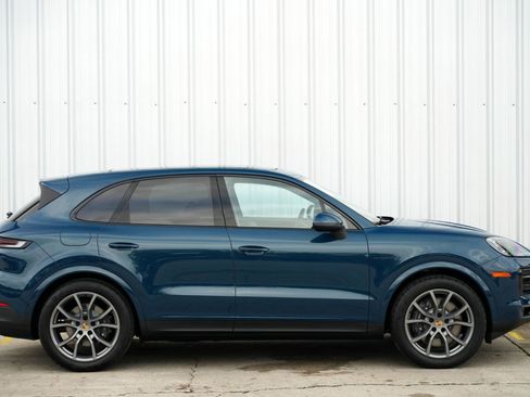 Used 2024 Porsche Cayenne w/ Premium Package image 59
