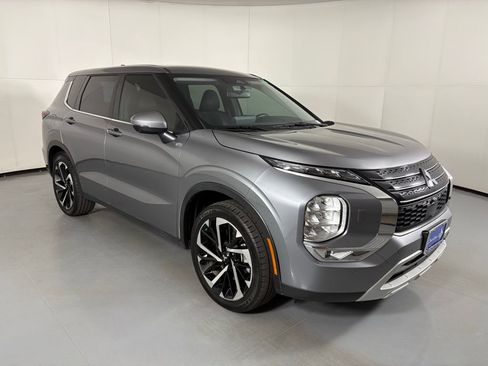 Used 2024 Mitsubishi Outlander SE image 2