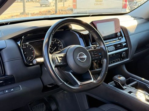 Used 2025 Nissan Pathfinder SV image 24