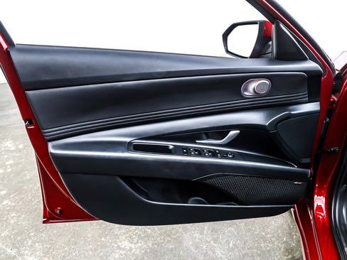 Used 2023 Hyundai Elantra Limited image 21