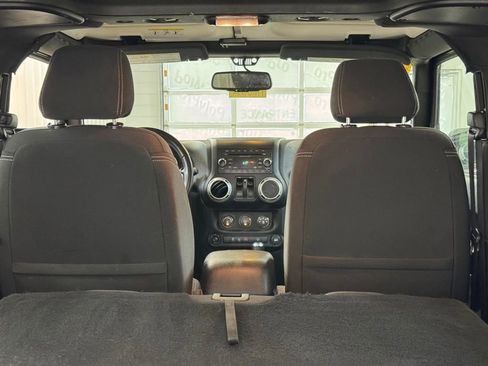 Used 2018 Jeep Wrangler Sahara AWD/4WD image 12