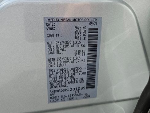 Used 2025 Nissan Pathfinder Platinum w/ Black Appearance Package FWD image 16