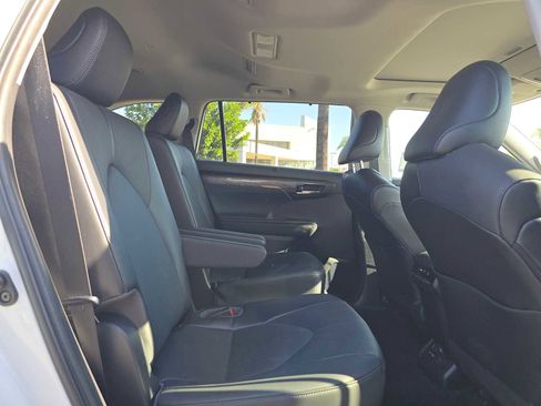Used 2023 Toyota Highlander Limited AWD/4WD image 12