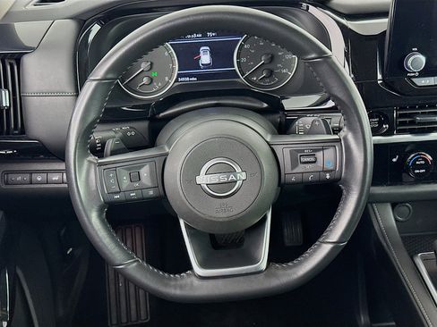 Used 2025 Nissan Pathfinder SV AWD/4WD image 18