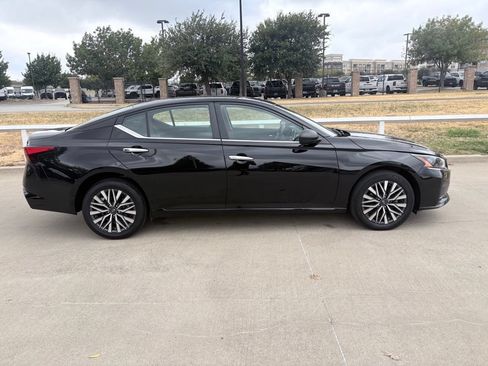 Used 2024 Nissan Altima 2.5 SV AWD/4WD image 3