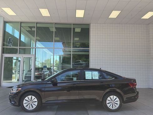 Used 2019 Volkswagen Jetta FWD image 2
