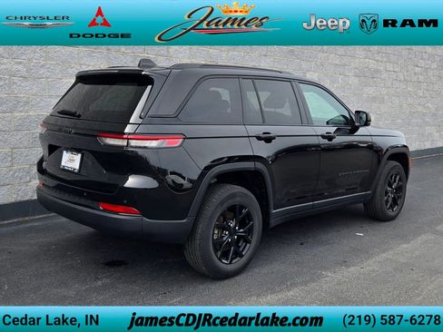 Used 2024 Jeep Grand Cherokee Altitude AWD/4WD image 5