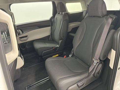 Used 2022 Kia Carnival LX image 29