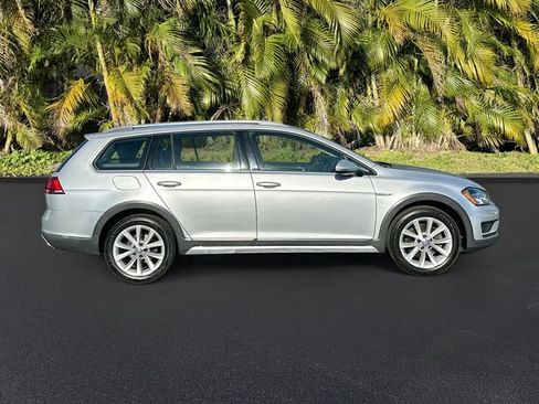 Used 2017 Volkswagen Golf Alltrack S image 4