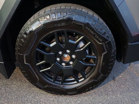 Used 2024 Tesla Cybertruck AWD Crew Cab image 23