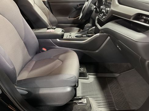 Used 2023 Toyota Highlander LE image 13
