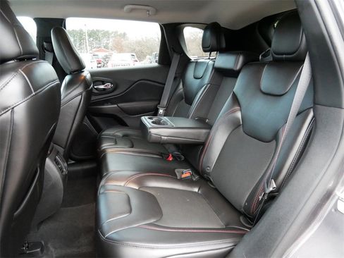 Used 2019 Jeep Cherokee Trailhawk w/ Cold Weather Group image 11