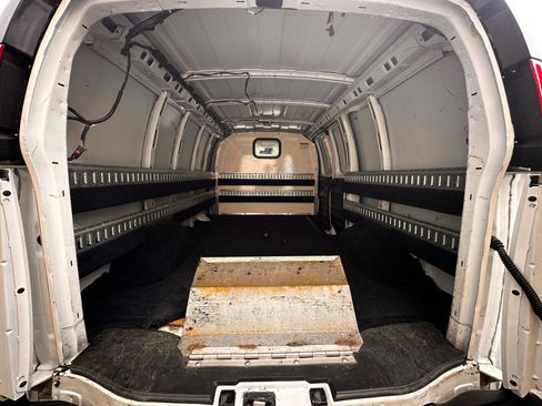 Used 2019 Chevrolet Express 2500 RWD image 32