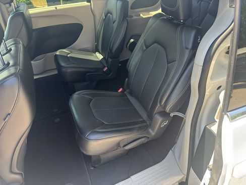 Used 2024 Chrysler Pacifica Touring-L FWD image 29