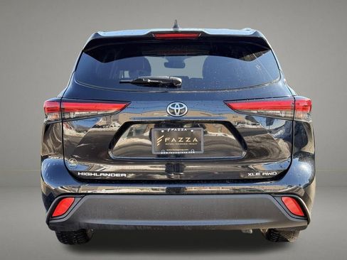 Used 2021 Toyota Highlander XLE AWD/4WD image 3