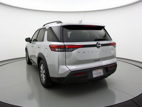 Used 2025 Nissan Pathfinder SV image 6