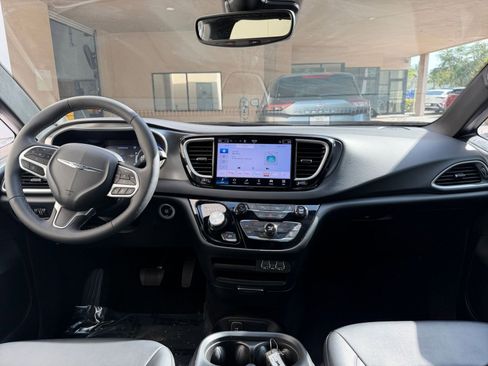 Used 2025 Chrysler Pacifica Select image 29