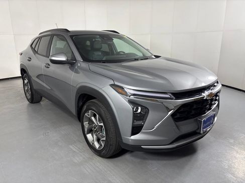 Used 2025 Chevrolet Trax LT w/ LT Convenience Package FWD image 2