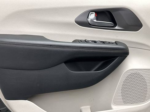Used 2020 Chrysler Pacifica Touring FWD image 9