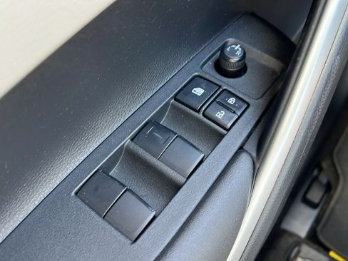 Used 2022 Toyota Corolla Cross L FWD image 18