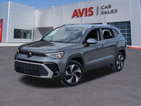 Used 2025 Volkswagen Taos SE AWD/4WD image 1