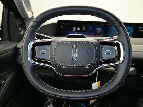 New 2026 Lincoln Navigator L Premier AWD/4WD image 13