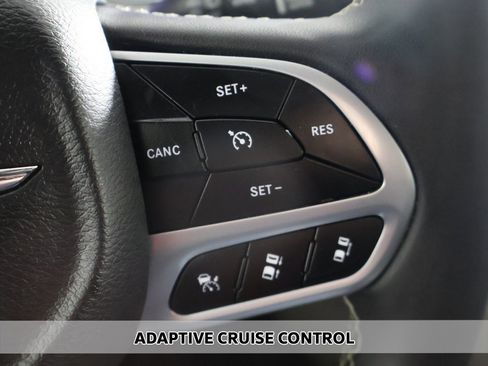 Used 2024 Chrysler Pacifica Touring-L image 3