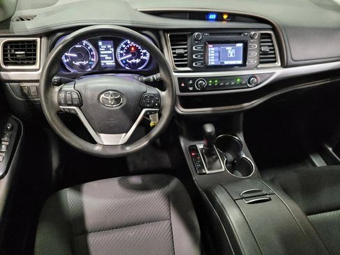 Used 2019 Toyota Highlander LE AWD/4WD image 22