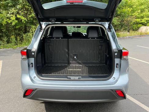 Used 2022 Toyota Highlander XLE AWD/4WD image 10
