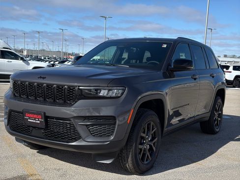 New 2025 Jeep Grand Cherokee Altitude AWD/4WD image 2