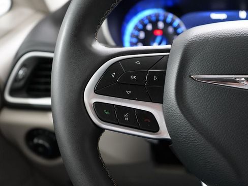 Used 2024 Chrysler Pacifica Touring-L FWD image 17