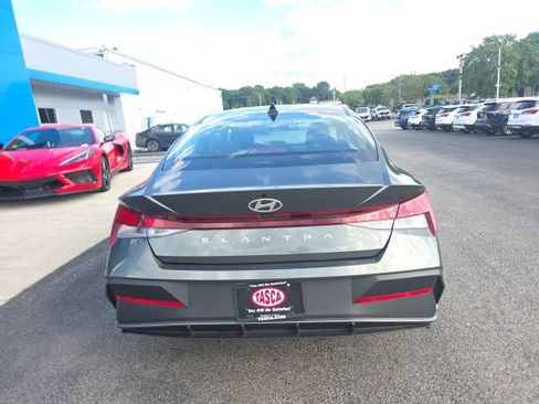 Used 2025 Hyundai Elantra SE FWD image 3