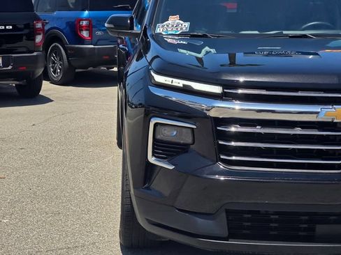 Used 2025 Chevrolet Traverse LT FWD image 3